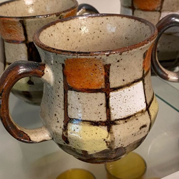 4 Beautiful vintage pottery coffee mugs - Picture 2 of 4